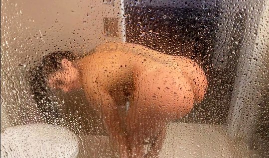 Мамка в ванной показала большую попку и не отказалась после этого сняться в домашнем порно - Порно онлайн