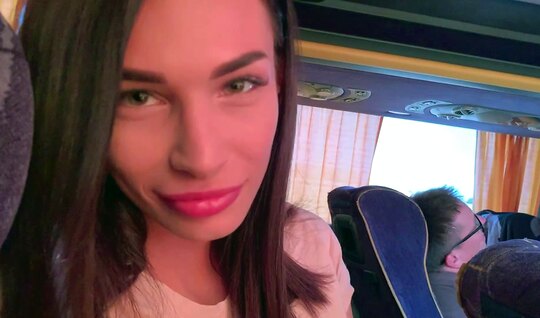 Русская подруга жарким минетом парня в автобусе побаловала - Порно онлайн